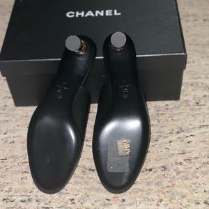 Black, Chanel Chain-link accent leather mules